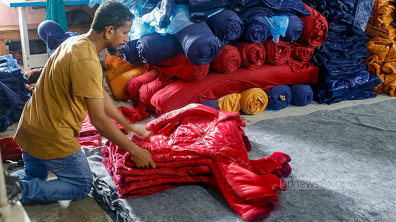 পুরান ঢাকার সদরঘাট ও ফরাশগঞ্জ এলাকার পোশাক কারখানায় তৈরি হয় নানা দাম ও মানের শীতবস্ত্র। ছবি: আব্দুল্লাহ আল মমীন