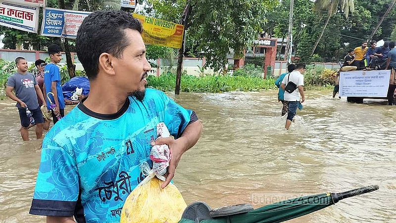 মা, স্ত্রী ও ছেলেকে নিয়ে গত বুধবার ছাগলনাইয়ার স্থানীয় একটি স্কুলের ছাদে আশ্রয় নেন রিয়াদ। পানি একটু কমতে স্বজনদের রেখে তিনি ফেনী শহরে এসেছেন সাহায্যের আশায়।