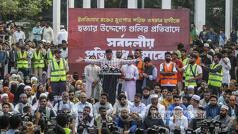 শরীফ ওসমান বিন হাদির উপর হামলার প্রতিবাদে সোমবার কেন্দ্রীয় শহীদ মিনারে সর্বদলীয় প্রতিরোধ সমাবেশে বক্তব্য দেন এনসিপির দক্ষিণাঞ্চলের মুখ্য সংগঠক হাসনাত আব্দুল্লাহ
