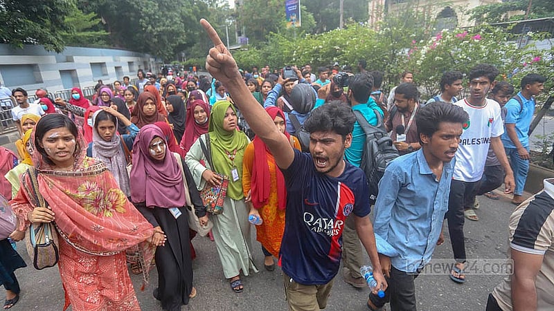 তিন দাবি আদায়ে কাকরাইল মসজিদের সামনে বিক্ষোভ করেন জগন্নাথ বিশ্ববিদ্যালয়ের শিক্ষার্থী-শিক্ষকরা।   ছবি: আব্দুল্লাহ আল মমীন