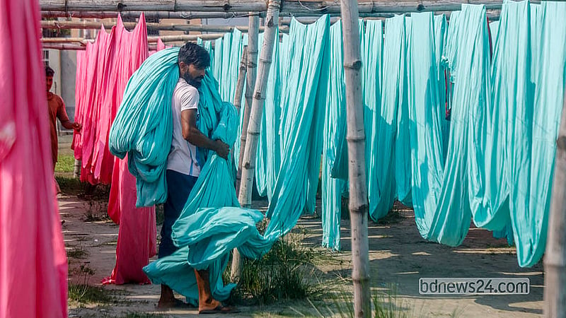 নারায়ণগঞ্জের ফতুল্লার হাজীগঞ্জ এলাকার শতাধিক কারখানার কাপড় রং করার পর আশপাশের খোলা স্থানে শুকানো হয়