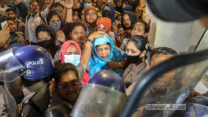 জুলাই আন্দোলনের আশরাফুল হত্যাচেষ্টা মামলায় সাবেক স্পিকার শিরীন শারমিন চৌধুরীকে মঙ্গলবার দুপুরে ঢাকার আদালতে হাজির করা হয়। ছবি: আব্দুল্লাহ আল মমীন