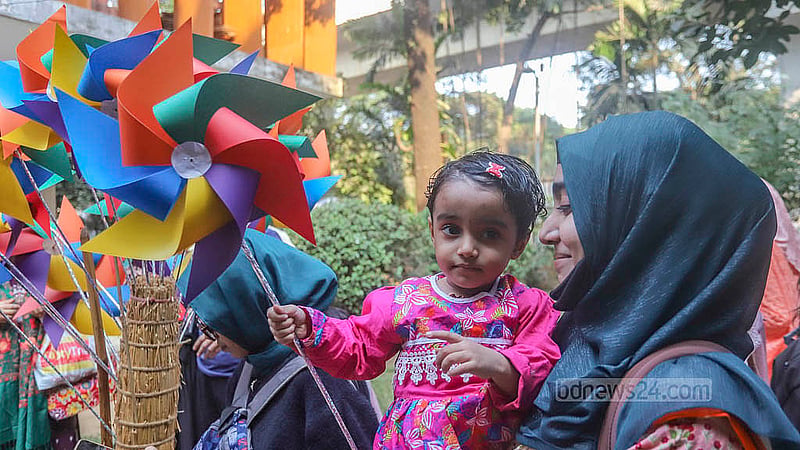 ঢাকা বিশ্ববিদ্যালয়ের চারুকলায় জয়নুল উৎসবে বড়দের সঙ্গে এসেছে শিশুরাও। ছবি: আব্দুল্লাহ আল মমীন