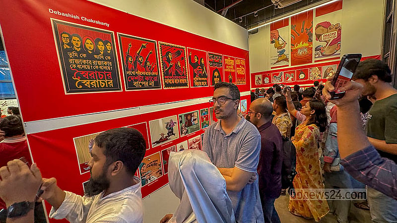 শেখ হাসিনার সরকার পতনের আন্দোলনের সময় সামাজিক যোগাযোগমাধ্যম ছাড়াও মানুষের হাতে হাতে ছিল শিল্পী দেবাশীষ চক্রবর্তীর অসাধারণ সব পোস্টার। দৃক গ্যালারিতে ‘কার্টুনে বিদ্রোহ’ প্রদর্শনীর একপাশজুড়ে স্থান পেয়েছে সেইসব পোস্টারগুলোও। ছবি: মোস্তাফিজুর রহমান