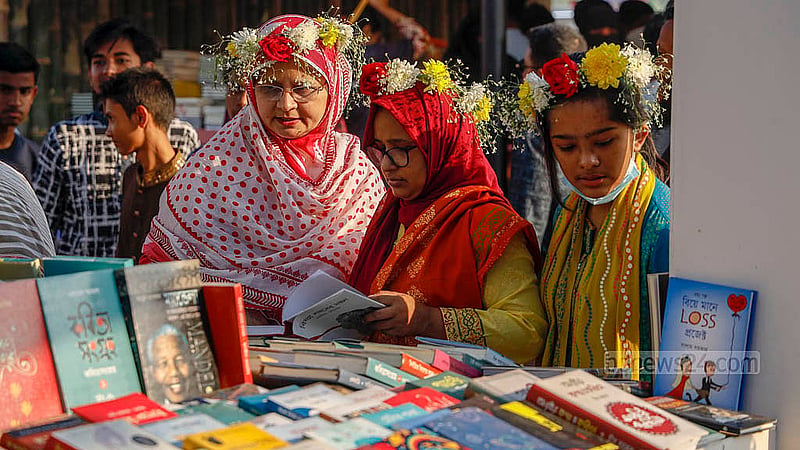 অমর একুশে বইমেলায় শনিবার আনাগোনা ছিল সব বয়সী মানুষের। ছবি: মাহমুদ জামান অভি