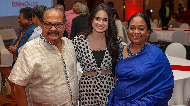 বিডিনিউজ টোয়েন্টিফোর ডটকমের ঊনবিংশতম প্রতিষ্ঠাবার্ষিকীর আয়োজনে এসে এক ফ্রেমে রহমত আলী, জান্নাতুল ফেরদৌস ঐশী ও ওয়াহিদা মল্লিক জলি।