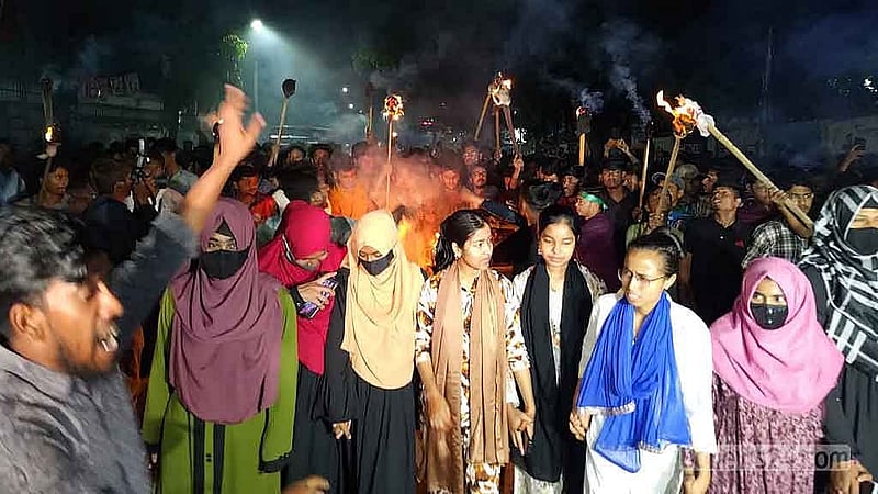রাজধানীতে বৃহস্পতিবার রাতে মশাল মিছিল করেন ঢাকা পলিটেকনিক ইনস্টিটিউটের শিক্ষার্থীরা।