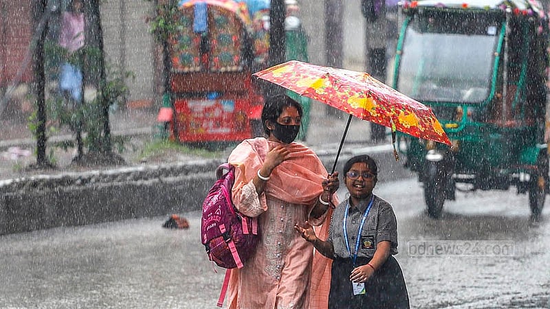 রাজধানীতে মঙ্গলবার সকাল থেকেই কখনো ঝিরিঝিরি, আবার কখনো হয় ঝুম বৃষ্টি। এতে গরম থেকে স্বস্তি মিললেও ভোগান্তিতে পড়েন বাইরে বের হওয়া মানুষজন। স্বামীবাগ এলাকা থেকে তোলা। ছবি: আব্দুল্লাহ আল মমীন
