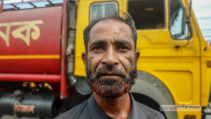 নারায়ণগঞ্জের ফতুল্লায় যমুনা ডিপোতে তেল মিললেও চাহিদা অনুযায়ী না পাওয়ার কথা বলেছেন অনেক লরি চালক