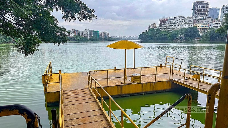 রাজধানীর হাতিরঝিলে ওয়াটার ট্যাক্সি চলাচল বন্ধ থাকায় ফাঁকা গুলশানের গুদারাঘাট জেটি।  ছবি: মোস্তাফিজুর রহমান