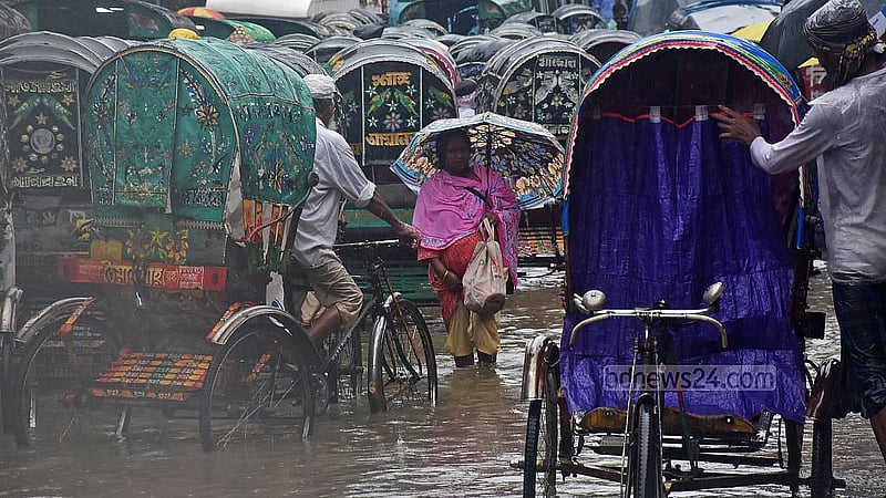 চট্টগ্রাম নগরীতে সোমবার সকালে টানা ৩ ঘণ্টা বৃষ্টি ঝরার পর নগরীর কাপাসগোলা এলাকায় দেখা দেয় জলাবদ্ধতা। ছবি: সুমন বাবু