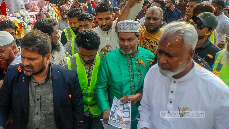 ঢাকা-৭ আসনের বিএনপি প্রার্থী হামিদুর রহমান হামিদ সোমবার রাজধানীর বাদামতলীঘাট এলাকায় নির্বাচনি প্রচারণা চালান