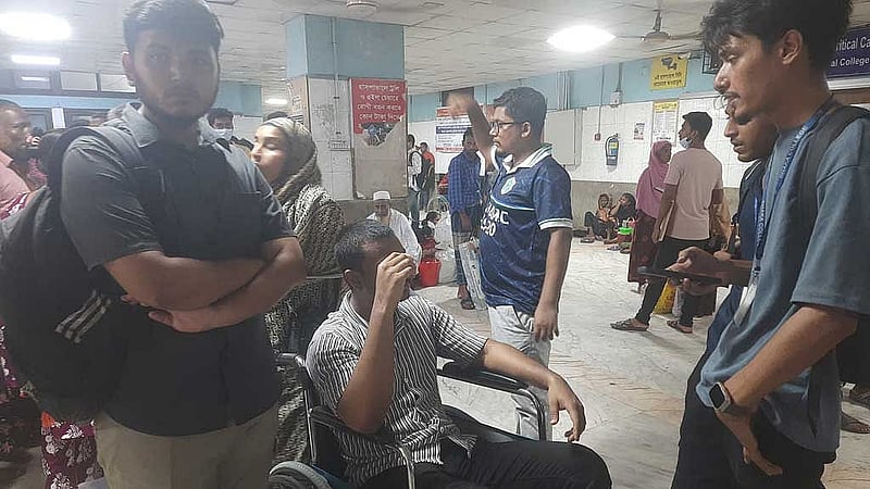 ঢাকা কলেজ ও সিটি কলেজের শিক্ষার্থীদের সংঘর্ষে মঙ্গলবার বেশ কয়েকজন আহত হন।