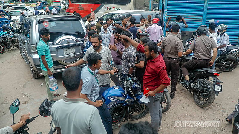 জ্বালানি তেল নিতে আসা চালকদের সঙ্গে কর্মচারীদের সংঘর্ষের পর বন্ধ রাখা হয়েছে রাজধানীর মতিঝিলের এই ফিলিং স্টেশন