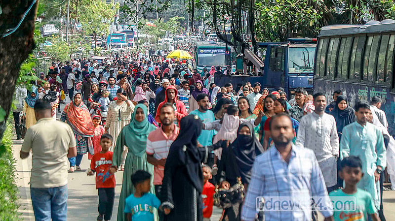 ঢাকার মিরপুরে চিড়িয়াখানা সড়ক রোববার প্রায় এক কিলোমিটার আগেই গণপরিবহনের জন্য বন্ধ করে দেওয়া হয়। ফলে হেঁটে চিড়িয়াখানা পর্যন্ত যেতে হয় দর্শনার্থীদের।  ছবি: আব্দুল্লাহ আল মমীন