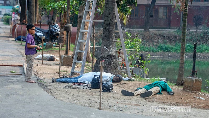 একাত্তরে পাকিস্তানি বাহিনীর চালানো বর্বরতার প্রতীকী উপস্থাপন দেখছে এক শিশু। বুধবার ঢাকা বিশ্ববিদ্যালয় জগন্নাথ হল প্রাঙ্গণে চলে এ আয়োজন