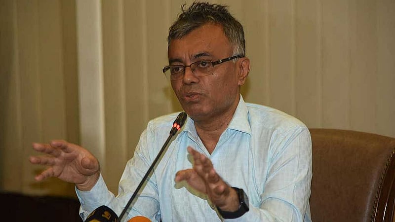 শুক্রবারের জলাবদ্ধতার কারণ ব্যাখ্যা করে শনিবার সংবাদ সম্মেলনে আসেন ঢাকা দক্ষিণ সিটি করপোরেশনের প্রধান নির্বাহী কর্মকর্তা মো. মিজানুর রহমান।