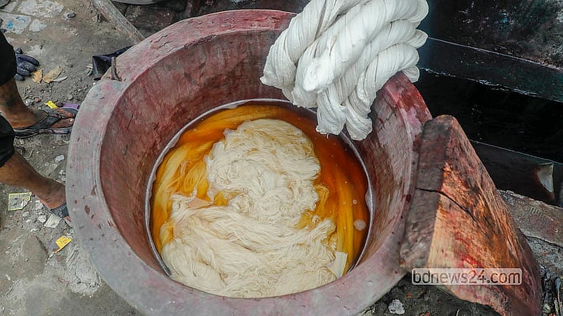 শাড়ি তৈরির রঙিন সুতা তাঁতিদের চাহিদা অনুযায়ী রঙ করা হয় জামদানি পল্লিতেই