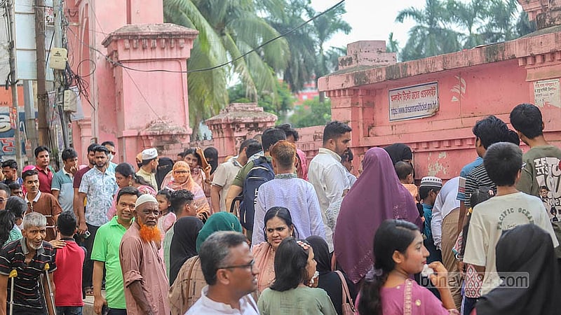 আহসান মঞ্জিল জাদুঘরে প্রবেশের টিকেট কাউন্টারে শুক্রবার ছিল দর্শনার্থীদের দীর্ঘ সারি।  ছবি: আব্দুল্লাহ আল মমীন