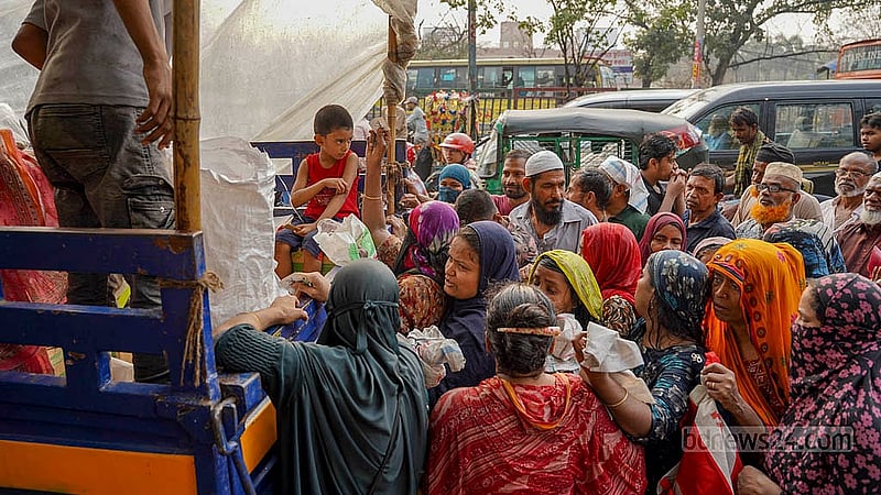 বাজারদরের চেয়ে কম দামে পণ্য মেলায় নতুন বাজারে টিসিবির ট্রাক ঘিরে নিম্ন আয়ের মানুষের অপেক্ষা