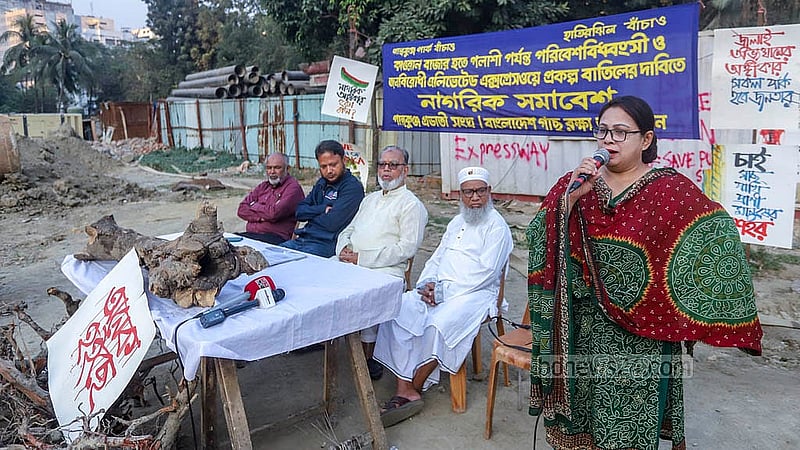 কারওয়ানবাজারে পান্থকুঞ্জ পার্ক রক্ষায় শুক্রবার নাগরিক সমাবেশ বক্তব্য দেন তেঁতুলতলা মাঠ রক্ষার আন্দোলনকারী ও সমাজকর্মী সৈয়দা রত্না। ছবি: আব্দুল্লাহ আল মমীন