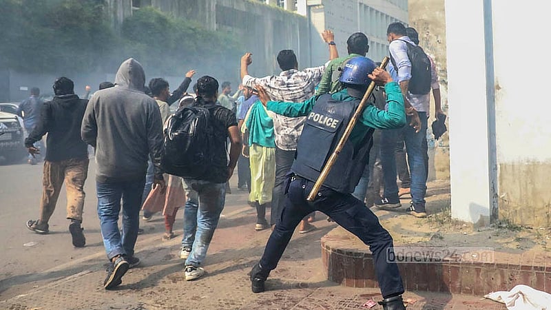 নরসিংদী টেক্সটাইল ইঞ্জিনিয়ারিং কলেজের শিক্ষার্থীরা বৃহস্পতিবার সচিবালয়ের ভেতরে প্রবেশের চেষ্টা করলে জলকামান ও টিয়ারশেল ছাড়াও তাদের লাঠিপেটা করে পুলিশ।