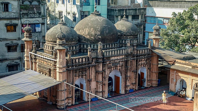 খান মোহাম্মদ মৃধা মসজিদের বয়স প্রায় সোয়া তিনশ বছর। চারপাশের ঘিঞ্জি এলাকার মধ্যে মসজিদটি ঐতিহ্যের স্মারক হয়ে দাঁড়িয়ে আছে
