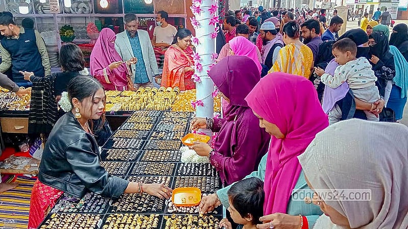 ঢাকার পূর্বাচলে আন্তর্জাতিক বাণিজ্য মেলার বিভিন্ন স্টল ঘুরে দেখছেন দর্শনার্থীরা, পছন্দ হলে সারছেন কেনাকাটা।