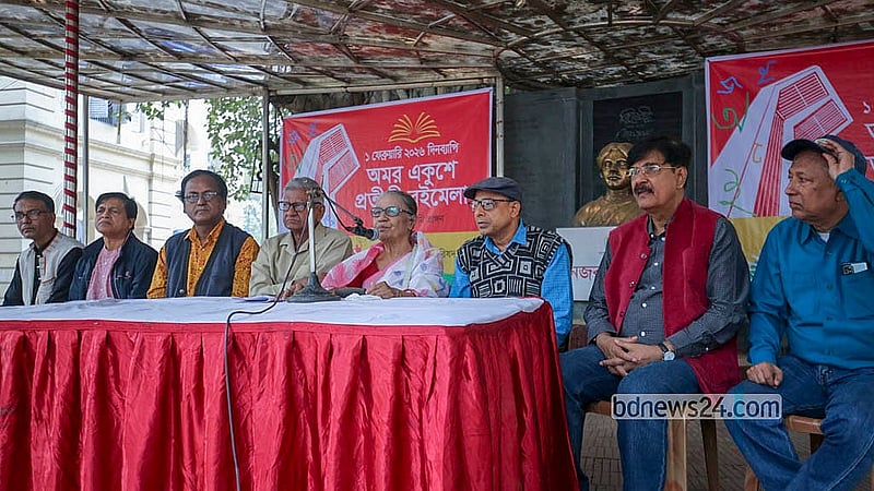 বাংলা একাডেমি প্রাঙ্গণে রোববার প্রতীকী বইমেলা উদ্বোধন করেন উনসত্তরের গণ–অভ্যুত্থানের ছাত্রনেতা দীপা দত্ত।