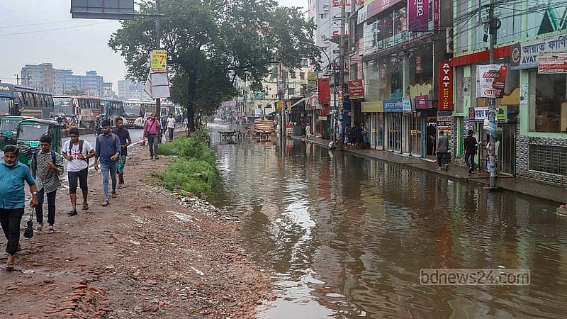 যাত্রাবাড়ীর কুতুবখালী এলাকায় ঢাকা-চট্টগ্রাম মহাসড়কের সার্ভিস লেইনও তলিয়ে গেছে বৃষ্টির পানিতে।ছবি: আব্দুল্লাহ আল মমীন