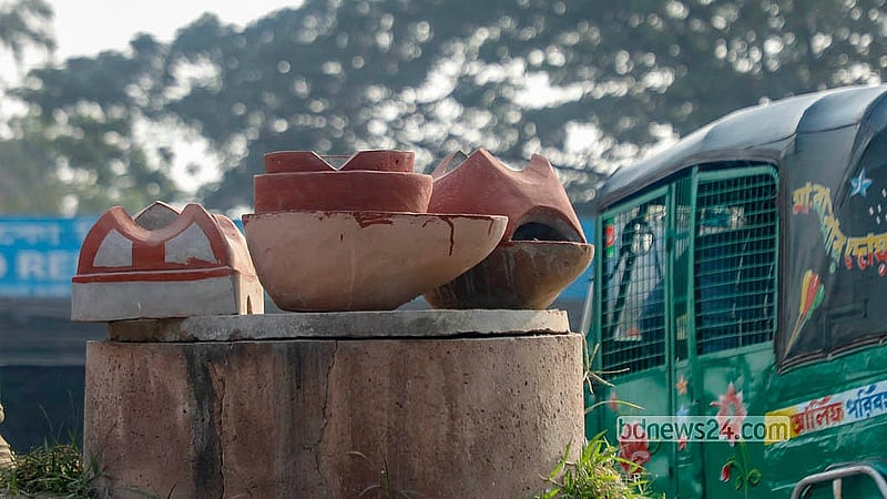 নারায়ণগঞ্জের চিটাগং রোড এলাকার একটি কারখানায় তৈরি লাকড়ির চুলা সাজিয়ে রাখা হয়েছে দোকানের সামনে। আকারভেদে প্রতিটি চুলার দাম পড়ে ৩০০ থেকে ৮০০ টাকা। ছবি: আব্দুল্লাহ আল মমীন