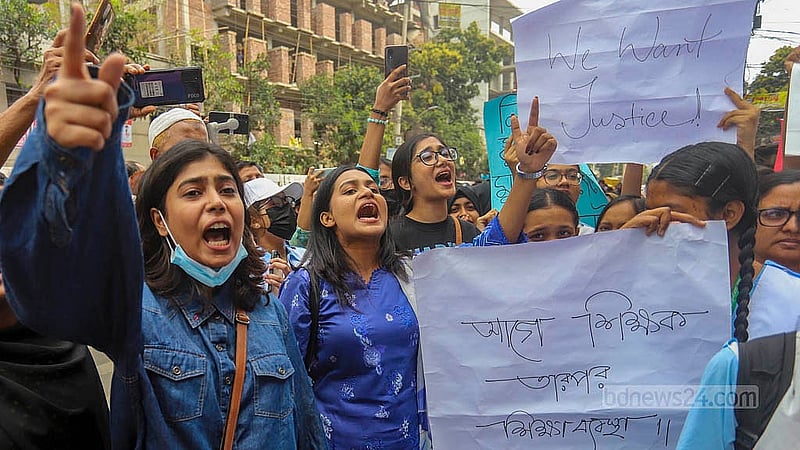 ২৫ ফেব্রুয়ারি ২০২৪: যৌন হয়রানির অভিযোগে ভিকারুননিসা নূন স্কুল অ্যান্ড কলেজের আজিমপুর শাখার গণিত শিক্ষক মুরাদ হোসেন সরকারকে চাকরিচ্যুত করে তার দৃষ্টান্তমূলক শাস্তির দাবিতে বিক্ষোভ দেখান প্রতিষ্ঠানটির সাবেক ও বর্তমান শিক্ষার্থীরা। ছবি: তাওহীদুজ্জামান তপু