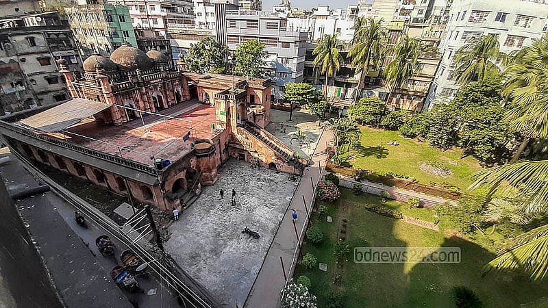 তিন বিঘা জায়গার ওপর নির্মিত খান মোহাম্মদ মৃধা মসজিদ। পুরোটা লোহার গ্রিল দিয়ে ঘেরা। সামনে প্রায় এক বিঘার মত জায়গাজুড়ে বাগান, রয়েছে নারিকেল গাছের সারি