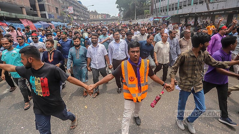 তিন দাবি আদায়ে প্রধান উপদেষ্টার বাসভবন যমুনা অভিমুখে জগন্নাথ বিশ্ববিদ্যালয়ের শিক্ষার্থী-শিক্ষকদের লংমার্চ। গুলিস্তান গোলপশাহ মাজার এলাকা থেকে তোলা। ছবি: আব্দুল্লাহ আল মমীন