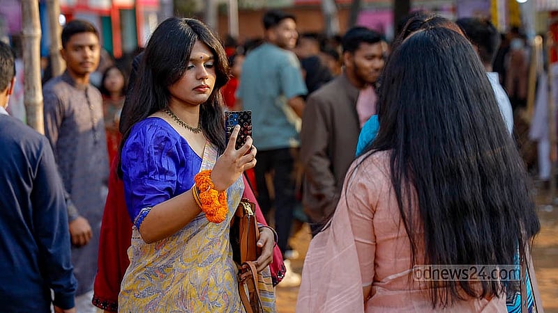 বইপ্রেমীরা বই কেনার পাশাপাশি মেলার স্মৃতি ধরে রাখতে ছবি তোলাতেও ব্যস্ত হয়ে পড়েন। ছবি: মাহমুদ জামান অভি