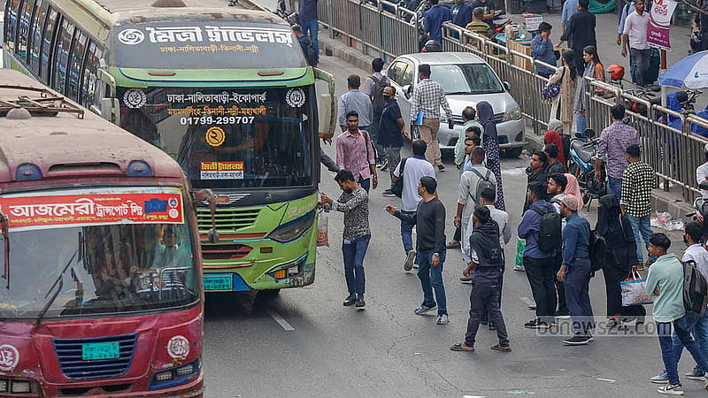 ঢাকার বনানী এলাকায় বৃহস্পতিবার বিকালে অফিস ছুটির পর বাসে উঠতে একপ্রকার যুদ্ধ করতে হয় কর্মজীবীদের। ছবি: মাহমুদ জামান অভি