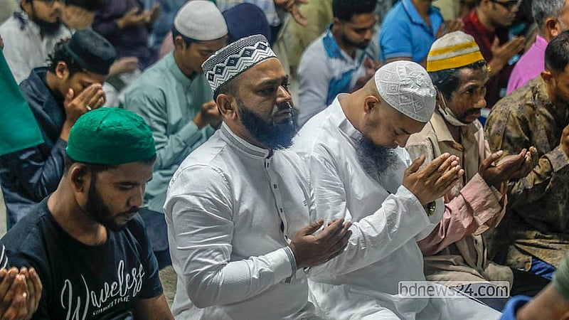 জুমাতুল বিদা উপলক্ষে বায়তুল মোকাররম মসজিদে নামাজ শেষে মোনাজাত