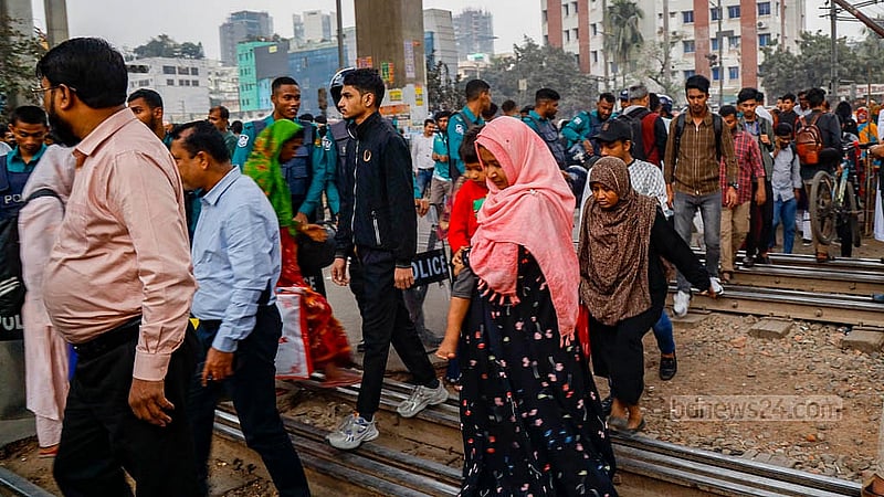 সরকারি তিতুমীর কলেজের শিক্ষার্থীরা সোমবার দুপুরে মহাখালী রেলক্রসিংয় অবরোধ করলে বিপাকে পরে সাধারণ মানুষ। ছবি: মাহমুদ জামান অভি