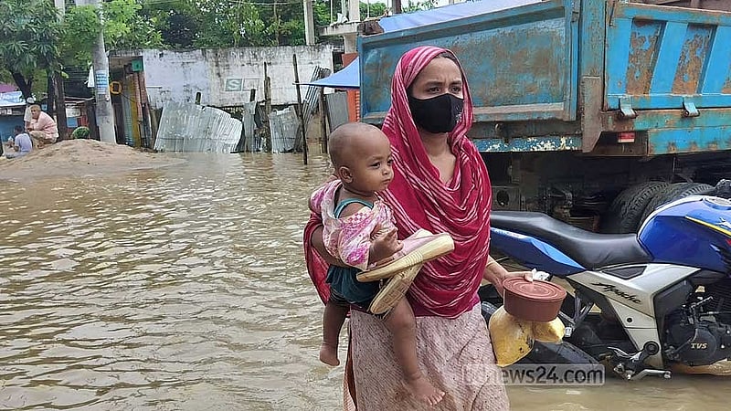 পানি কমতে থাকায় অটোচালক ওমর ফারুকের (ছবিতে নেই) স্ত্রী-শিশু সন্তান যাচ্ছেন ফেনী শহরে এক স্বজনের বাসায়। পাঁচ দিন তারা ছিলেন একটি মসজিদের ছাদে।