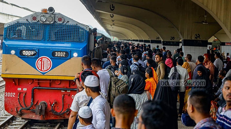 ঈদের ছুটি শুরুর প্রথম দিন শুক্রবার বেলা বাড়ার সঙ্গে সঙ্গে কমলাপুর রেল স্টেশনে বেড়েছে যাত্রীদের ভিড়। ছবি: মাহমুদ জামান অভি