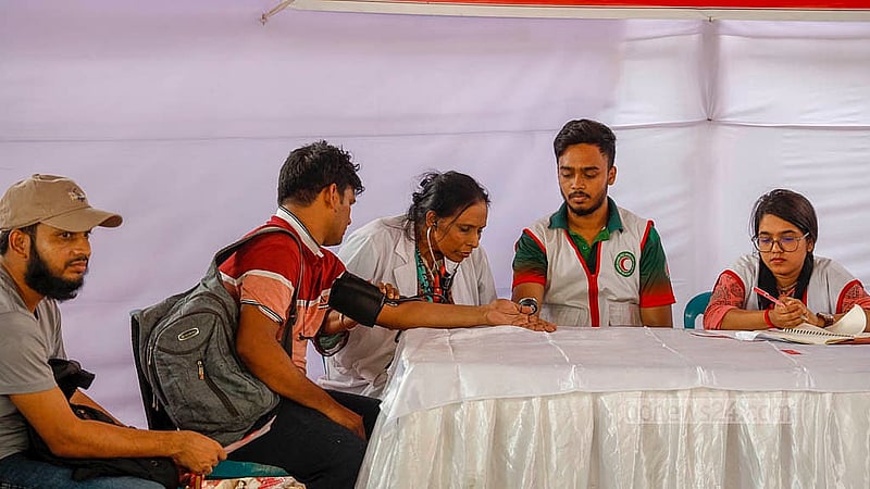 বাংলাদেশ রেড ক্রিসেন্ট সোসাইটির বিশ্রামাগারে জিরানোর পাশাপাশি ব্লাড প্রেসার মাপার ব্যবস্থা আছে। ঢাকার ফার্মগেইট, মগবাজার মোড় ও বায়তুল মোকাররম মসজিদের দক্ষিণ গেটের পাশে মিলবে এ সুবিধা। ছবি: মাহমুদ জামান অভি