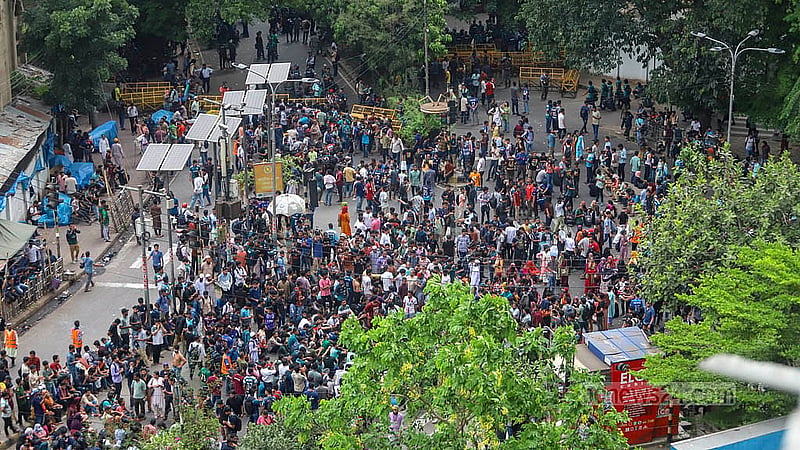 পুলিশ লাঠিপেটা, সাউন্ড গ্রেনেড ও কাঁদুনে গ্যাস ছুড়ে এবং জলকামান থেকে পানি ছিটিয়ে সরিয়ে দেওয়ার পর জগন্নাথ বিশ্ববিদ্যালয়ের আন্দোলনকারীরা অবস্থান নেন কাকরাইল মসজিদের সামনে। ছবি: আব্দুল্লাহ আল মমীন