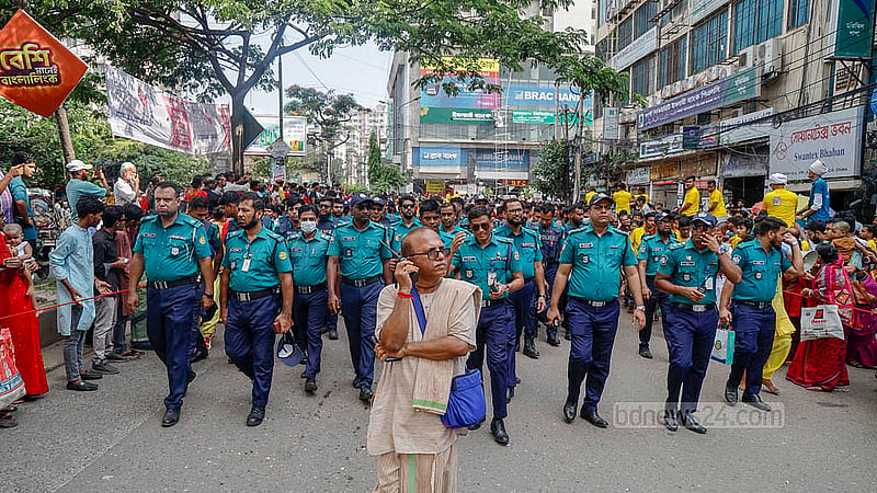 ঢাকার স্বামীবাগ আশ্রম থেকে শুক্রবার বিকালে বের হওয়া রথযাত্রার নিরাপত্তায় ছিল পুলিশের বিশাল বহর। ছবি: মাহমুদ জামান অভি