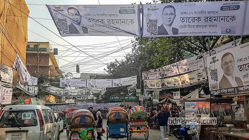 ত্রয়োদশ সংসদ নির্বাচন ঘিরে প্রার্থীদের প্রচারের ব্যানারে ছেয়ে আছে ঢাকার মহাখালী এলাকা। নির্বাচন কমিশন থেকে যেখানে সেখানে পোস্টার ব্যানার লাগানো নিষেধ হলেও মানছে না কেউ।  ছবি: আব্দুল্লাহ আল মমীন