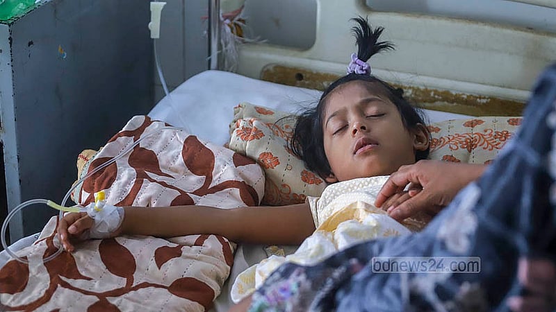 নারায়ণগঞ্জের আড়াইহাজার উপজেলার বাসিন্দা শিশু রামিসা আক্রান্ত হয়েছে ডেঙ্গু জ্বরে। উন্নত চিকিৎসার জন্য তাকে আনা হয়েছে ঢাকার মুগদা জেনারেল হাসপাতালে। ছবি: আব্দুল্লাহ আল মমীন