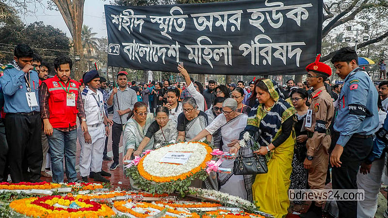 আন্তর্জাতিক মাতৃভাষা দিবসে কেন্দ্রীয় শহীদ মিনারে শ্রদ্ধা নিবেদন করে বিভিন্ন সংগঠন ও প্রতিষ্ঠান। ছবি: আব্দুল্লাহ আল মমীন