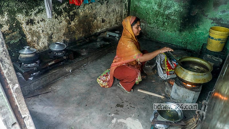 বাড়িতে তিতাস গ্যাসের সংযোগ থাকলেও প্রায় ২০দিন ধরে সরবরাহ একেবারে বন্ধ। বাধ্য হয়ে জুরাইন খালপাড় এলাকায় এক নারী রান্নাবান্নার কাজ সারছেন লাকড়ির চুলায়