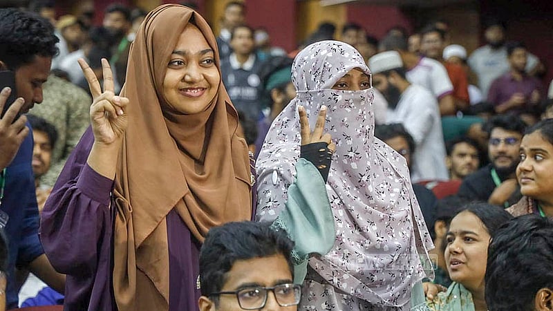 রাজশাহী বিশ্ববিদ্যালয় কেন্দ্রীয় ছাত্র সংসদ নির্বাচনে চুড়ান্ত ফল ঘোষণার পর উল্লসিত বিজয়ী প্রার্থীরা। ছবি: মাহমুদ জামান অভি