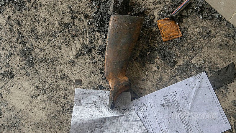 যাত্রাবাড়ী থানার ভেতরে এভাবেই পড়ে আছে পুলিশের বন্দুকের ভাঙা একটি অংশ।