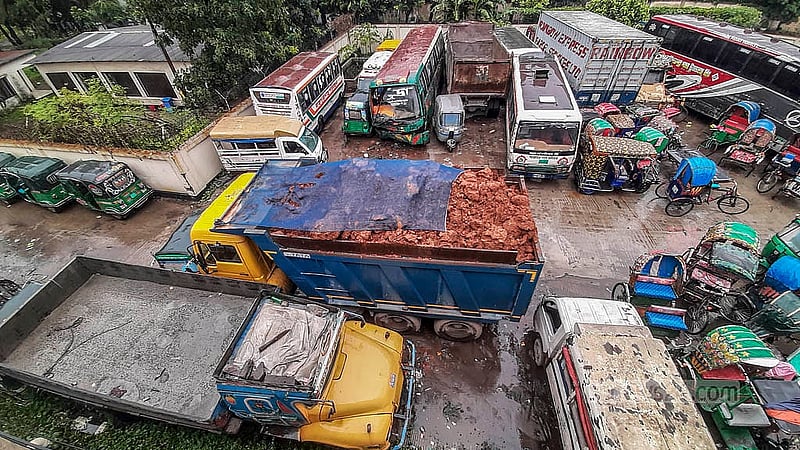 দীর্ঘদিন ধরে রাজধানীর পোস্তগোলা সেতুর উত্তর পাশে ডাম্পিং স্টেশনে রাখা হয়েছে যানবাহন। সারাবছর সেগুলো পড়ে থাকায় রোদ-বৃষ্টিতে সেগুলো নষ্ট হচ্ছে।  ছবি: আব্দুল্লাহ আল মমীন